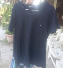 Maglia blu a mezze maniche Emporio Armani, con logo GA sul petto e collo a punta