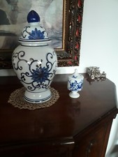 UN VASO DI FINE PORCELLANA