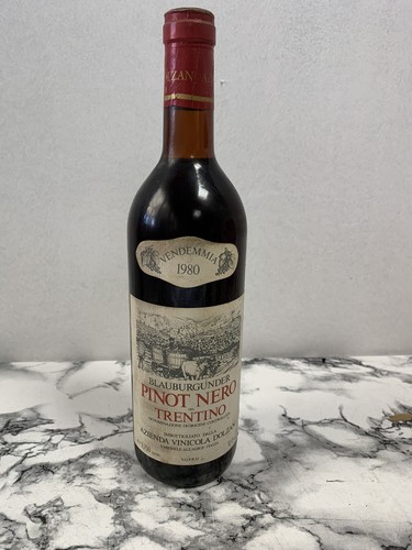 Bottiglia pinot nero del - nero,