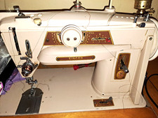 Macchina da cucire Singer 401 con motore perfettamente funzionante con mobile e