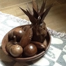Ciotola in legno con frutta intagliata a mano artigianato africano