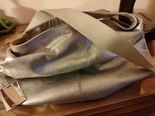 borsa furla, colore argento vera pelle con tracolla,usata ma in ottime condizion