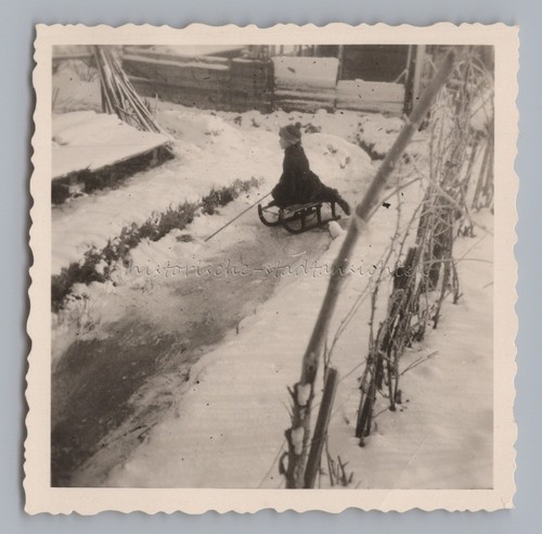 Ragazzo slitta invernale - su,
