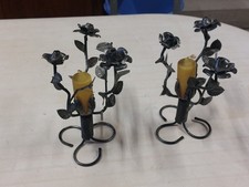 Coppia di candelabri in ferro battuto con decorazioni floreali