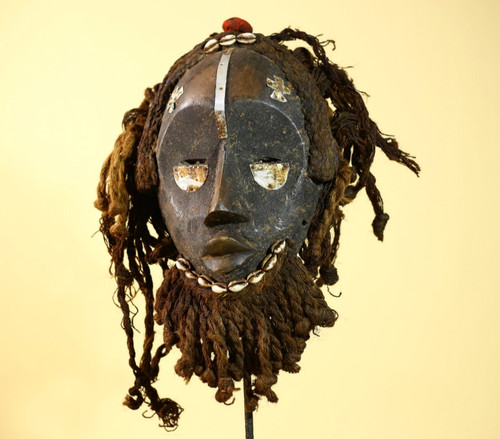 Maschera africana con capelli