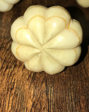 2 pomelli vintage in osso per
