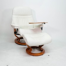 Ekornes Stressless Sunrise (L) con Sgabello & Tavolo Multifunzione Bianco Pelle