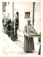 1953 LONDON Westminster Abbey - Sub dean Staphen MARRIOTT carries Imperial Crown
