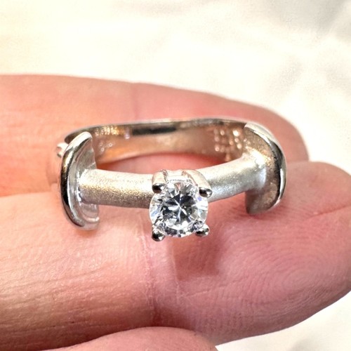 Anello dichiarazione zirconi