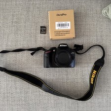 Corpo fotocamera reflex digitale Nikon D3200 con carica batteria