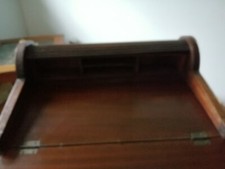 Piccolo scrittoio liberty, in ciliegio con intarsi nel piano a ribaltina