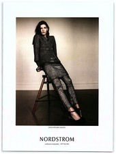 Pubblicità Stampa Ritratti Nordstrom 2012, Modello Diana Indossa Chanel Giacca Pantaloni Sgabello