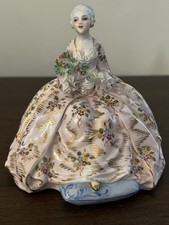 Statuina dama seduta in porcellana firmata Luigi Fabris con fiori Italia usata in ottime condizioni