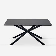 Tavolo con gambe incrociate di