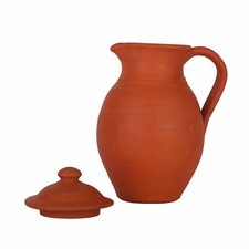 Brocca in terracotta fatta a