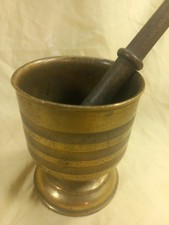 Antico e piccolo mortaio da