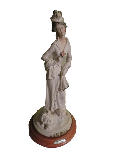 Elegante statuina porcellana