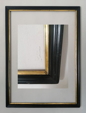 Cornice nera incastonata barra