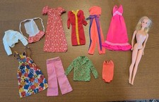 VINTAGE BARBIE 1977 MODA FUOCHI D'ARTIFICIO #9805 BAMBOLA standard + 7 abiti 1958 corpo