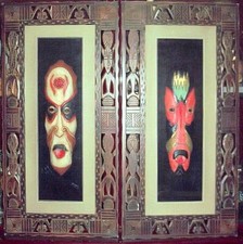 MASCHERE TRIBALI IN LEGNO COPPIA CON CORNICE LAVORATA.