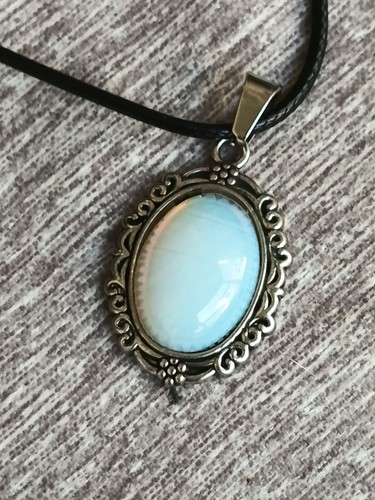 Collana con ciondolo opalite