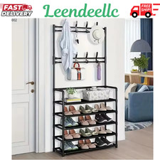 Un appendiabiti e scarpiera