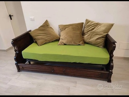 Divano vintage fatto con rete