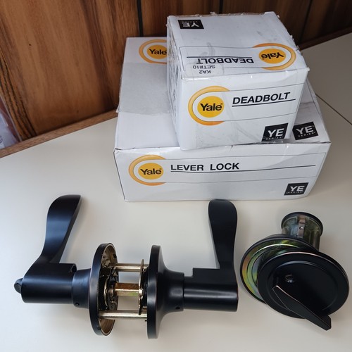 Yale leva ingresso con - di,