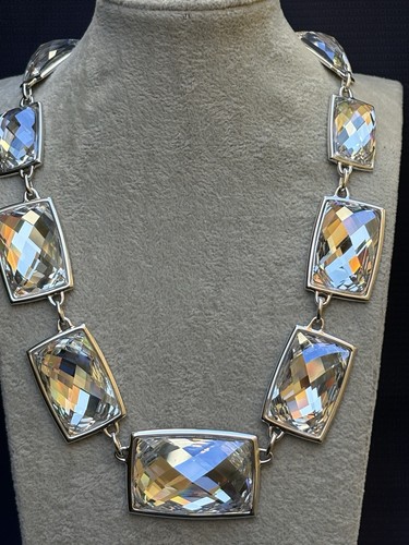 Collana con dichiarazione