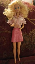 Barbie anni 80/90 con giubbotto rosa laminato e gonna in ecopelle fuxia