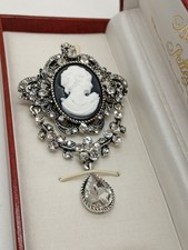 Elegante Spilla Pendente in