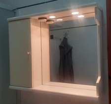 Specchio per bagno con luce e armadietto in legno.