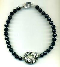 Collana in onice con grande conchiglia centrale crema e nera, collana estiva