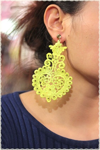 Orecchini pizzo macramè fluo