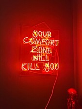 Lampada scritta al neon You comfort zone will kill you