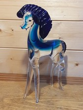 Una grande scultura cavallo in