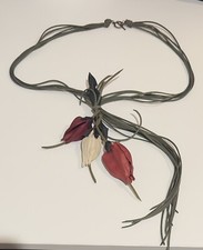 Collana con dettagli petali in