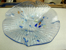 GRANDE PIATTO IN CRISTALLO,IRIDESCENTE CON COSTOLATURE.