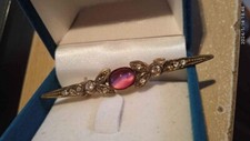 spilla con pietra rosa e