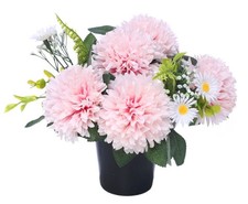 Vaso tomba cimitero vaso con crisantemi rosa e fogliame