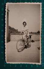 FOTO DONNA SU BICICLETTA A BACCHETTA GENOVA 1930 C. ( F 39 )