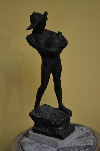 Antica statua raffigurante