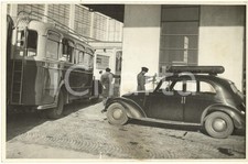 1939 COSTUME MILANO Auto al rifornimento di metano in un garage - Foto 15x10 cm