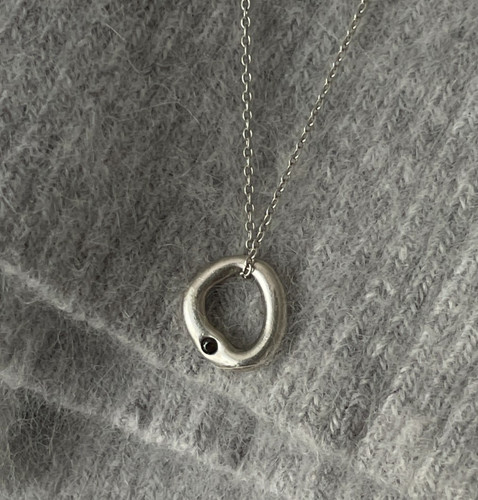 Collana con ciondolo biologico