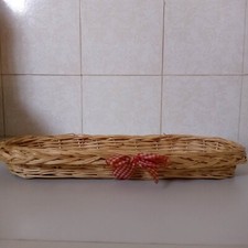 Cestino in paglia intrecciata con fiocco in stoffa rossa bianca quadretti Maison