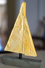 Barca a vela in cemento fatta a mano. Dimensioni 27x20x4