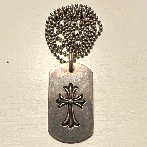 Collana con ciondolo targhetta