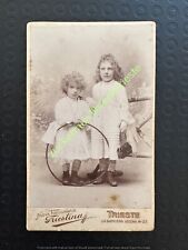 foto carte de visite NUOVA FOTOGRAFIA TRIESTINA bambine con cerchio abiti estivi