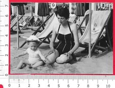 RAGAZZA - DONNA IN COSTUME AL MARE - BAMBINI  - BAGNANTI - FOTOGRAFIA
