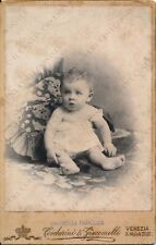 Ritratto di bambina seduta